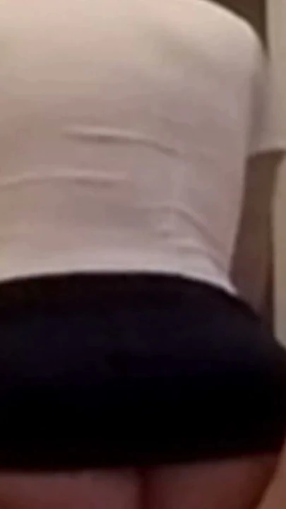 Uda hostes orta yaşlı seksi kadın üniforması hala açıkken sert sikiliyor, ateşli mavi eteğinin her yerine boşalıyor, işe geri dönüyor | Klip 1