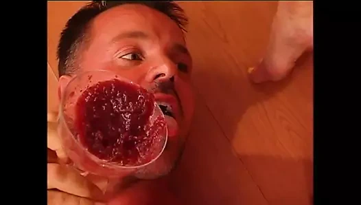 Seksi orta yaşlı seksi kadın ayakla mastürbasyon büyük bir yarak onu siktiktan sonra ayaklarına boşalıyor