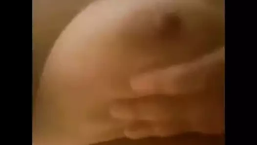 Kocası uzaktayken oynamayı seven karısı