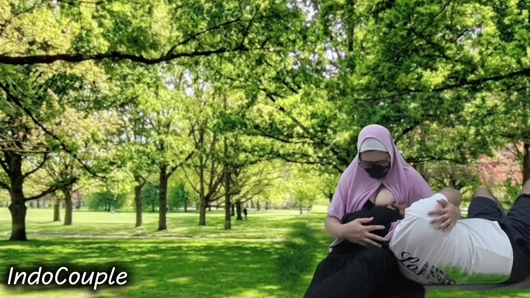 Rekaman seks pasutri indo lagi asik nyepong kontol pasangan berhijab di taman umum