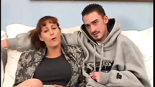 Dövmeli olgun kızıl saçlı sikiliyor