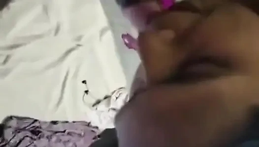 Sarili evli kadın dizlerine sakso çekiyor