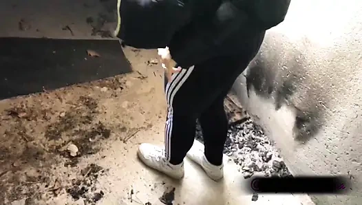 Azgın evli kadın luna terk edilmiş evde yoğun anal seks yapıyor - açık havada bakış açısı gerçek çift