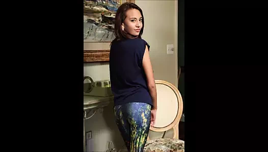 Busty mavi saçlı oyuncu kız cılız bacaklarını yayıldı