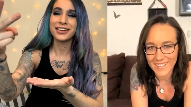 Farklı yerlerdeyken striptiz oyunu oynuyor