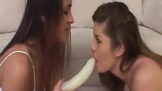 İki genç kız takma yarakla oynamayı deneyiyor