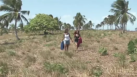 İki genç kız parkta üç adamla eğleniyor