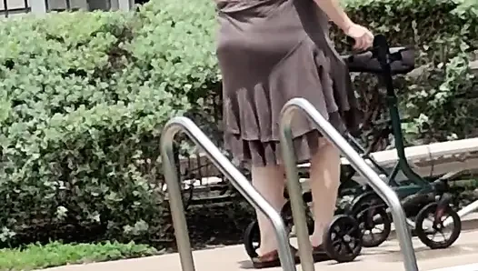 Yaz geldi! Havuza ilk ziyaretin zamanı seksi büyük hemşire vicki tarzı!