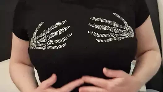 Orta yaşlı seksi kadın amcık göğüslerine ve götüne şaplak atıyor