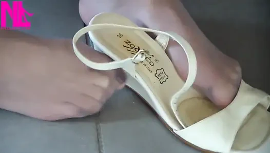 Nyllady colocando meia-calça e jogo de pés com cunhas coloridas de leite