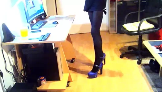 Mavi yeni topuklu ayakkabılar