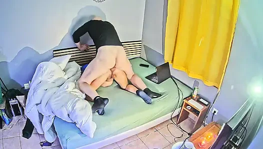 Bir sürtüğü yatmadan önce hızlı sikiyor