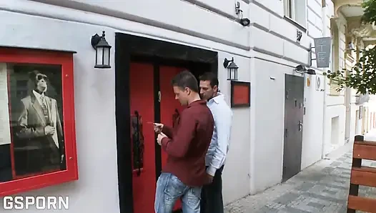 anal grup seks iki güzel sarışın orta yaşlı seksi kadınla sikişiyor