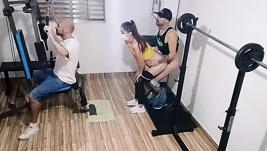 Moglie che tradisce il marito in palestra alle sue spalle!