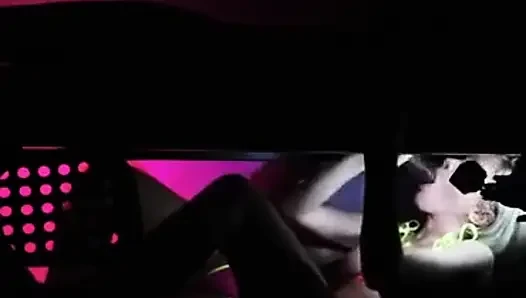 Krystal ve Kyla sağım masasında büyük siyah bir yarağı çifte sikiyor