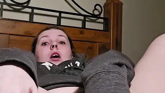 Natalia Ray sıkı amına yumruk sokuyor