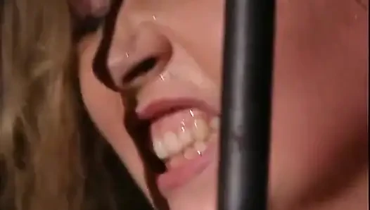 Büyük memeli orta yaşlı seksi kadın için kafeste amcık sikişi