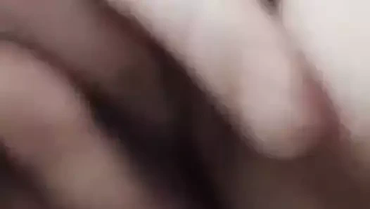 genç kız kendini parmaklıyor