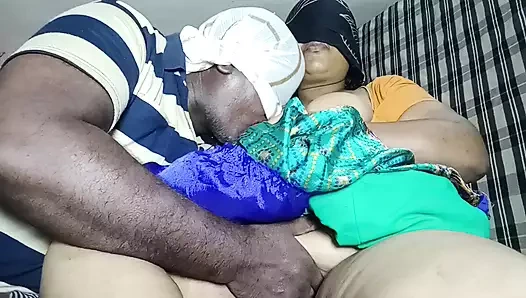 Üvey kız arkadaşım Prema uzun bir süre sonra evime geldi. Benden amını yalamamı istediğinde, onu yalayıp onunki gibi su aldım.