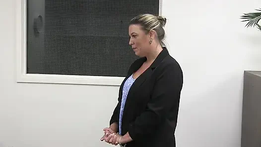 Maisie Lewis işi almak için her şeyi yapacak