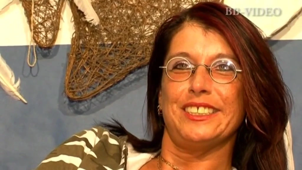 चोदने लायक मम्मी अपने पसंदीदा सेक्स टॉय के साथ फिल्माए जाने के लिए अपने पैरों के साथ तैयार है