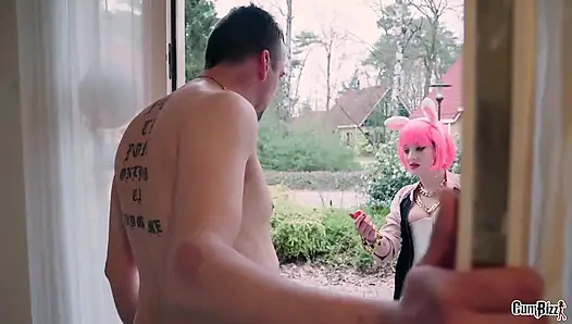 Tavşanın götüne boşalıyor Hollandalı grup seks