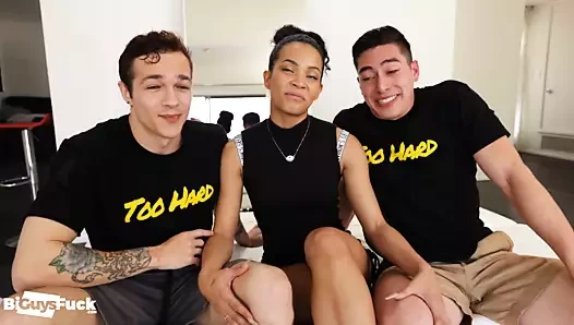 Qb1 "düz" erkek amigo kızı ve onun sürtük en iyi arkadaşını sikiyor!