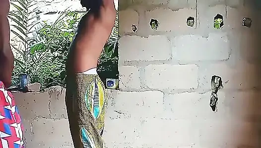 Tamamlanmamış binada sikişiyor ve temiz hava alıyor