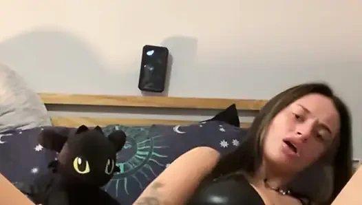 Bakire götlü İskoç genç kız dildoya binişini izliyor ve inliyor