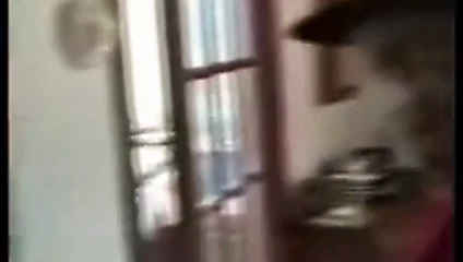Matur hizmetçiye şaplak atıyor