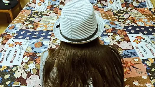 Şapkalı kızdan amatör yarak emiyor ve sert domaltıyor