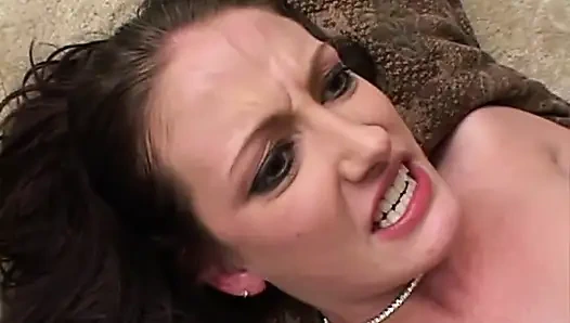 Küçük memeli sıska esmer iki büyük siyah ve beyaz yarakla ağzına boşalıyor