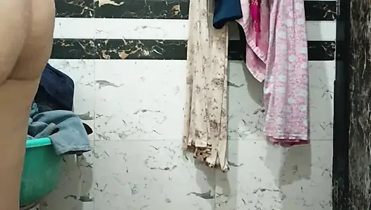 Priya bhabi yeni tarz vücut gösterisi