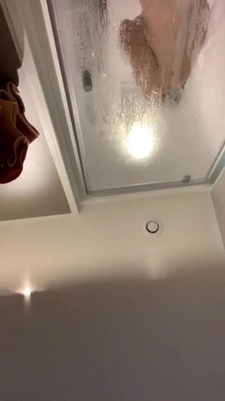 une amie filmee sort de la douche