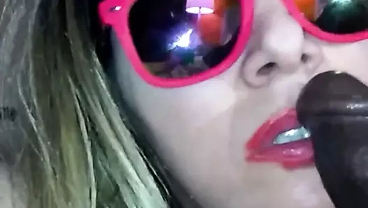 Siyah horoz küçük bir öpücük vermek