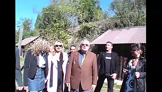 Harika klasik büyük memeli orta yaşlı seksi kadınların lezbiyen üçlü seksi açık havada dildoyla amını yalıyor ve mastürbasyon yapıyor