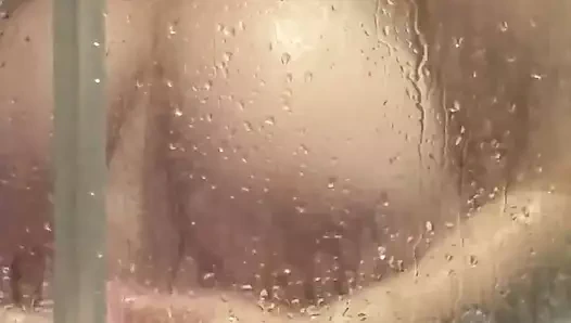 Grup seksten sonra duşunu izliyor