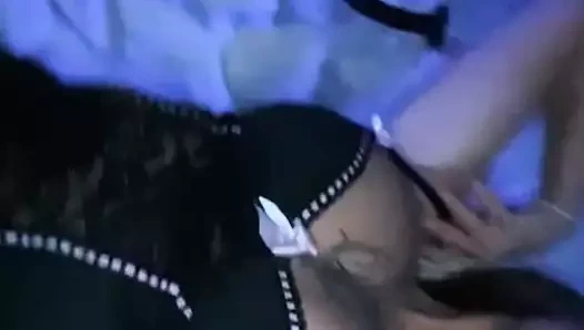 Yapay penisiyle oynarken bu İskoç gotik bakirenin götünü inlerken izle