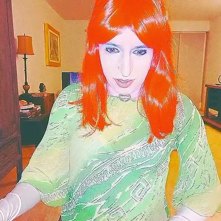 Tammysissy mastürbasyon yapıyor ve idrarıyla oynuyor