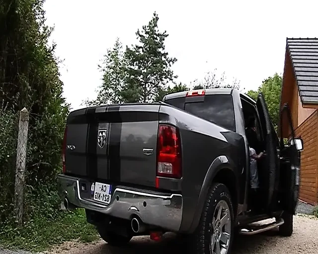 Французская чернокожая шлюшка скачет на большом хуе как профи