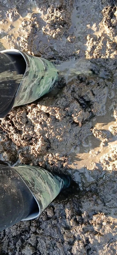 Mud'un derinliklerinde wellies'in üstüne işiyor