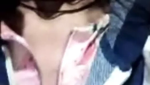 Paras gelen larkana sıcak göğüsler gösteriliyor