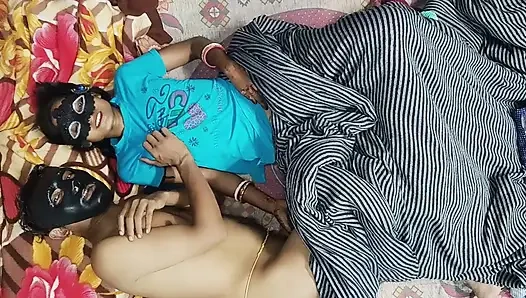 Genç üvey kız kardeş erkek kardeşine götünü siktiriyor, ilk kez ağrılı anal seks