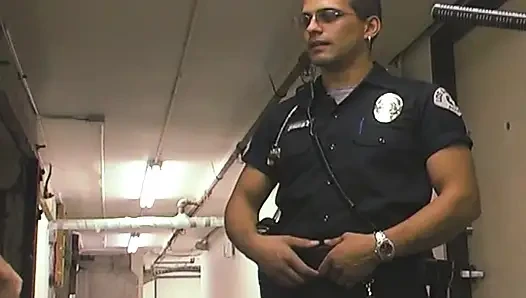 Sarışın genç kız polis tarafından sert sikiliyor - fışkıran orgazm patlaması
