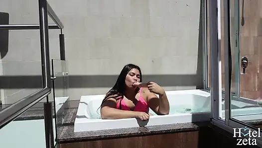 Filme çekmemi istiyor ve bütün sütleri içiyor.