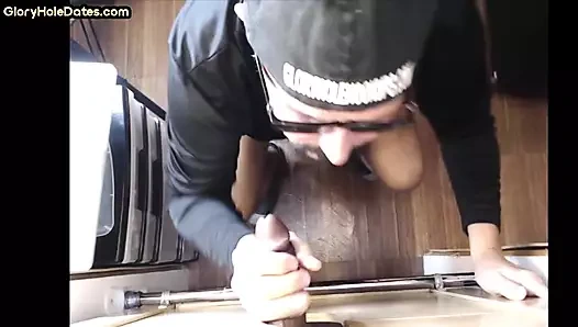 Gerçek ir duvar deliği dilf evde ağzına boşalana kadar prezervatifsiz