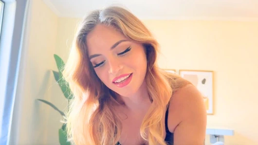 Sadakatsiz kız arkadaş erkek arkadaşları telefondayken sikişmek istiyor!