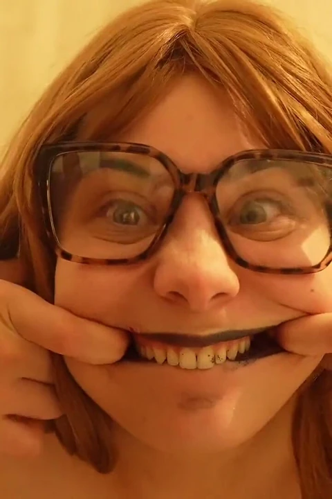 Gerçekten aptal ve aptal davranıyorum ahegao yüzlerini dilimi dışarı çıkarıyorum ve sana sanal bir elle muamele çektiriyorum