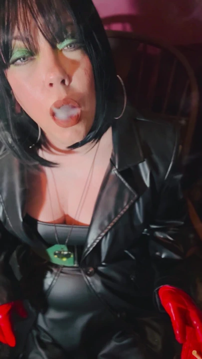 Deri ceketli ve eldivenli Bayan Tina Snua bir sigara yakıyor ve sonra siz deri aşıklar için sigara içiyor! | Klip 1