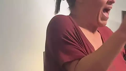 Göğüslerimi ve götümü gösteriyorum ve bir çift fındık emiyor! Zevk almak